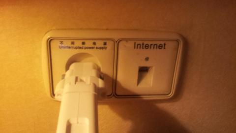 しかしホテルのコンセントは丸く凹んでいてACアダプタが物理的に刺さらない罠