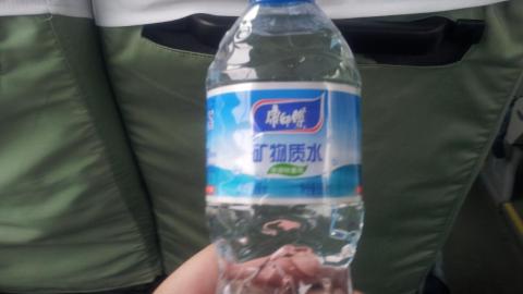 水とスニッカーズ買った