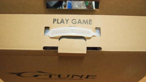 箱を開けるとゲーミングノートを意識させる演出が