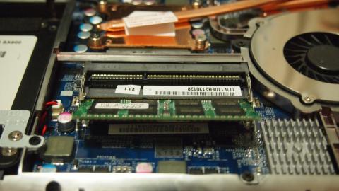 メモリは横の金具をちょっと広げると立ち上がります