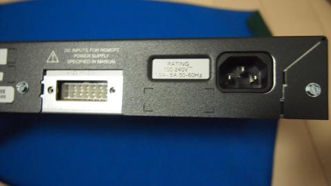 電源は2タイプ、白い方は専用のACアダプタ用かな。