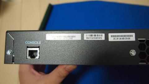 コンソールポート。ココにロールオーバーケーブルを繋ぐ