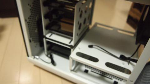 電源との間に裏配線可能な穴がいくつもあいている。