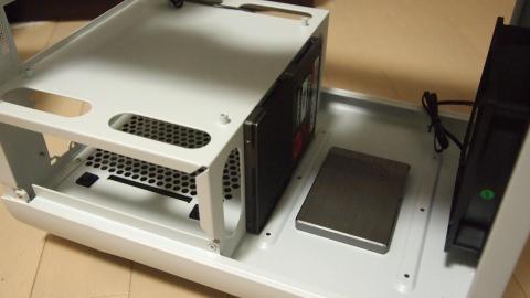 全てのベイを取り払っても3台の2.5インチが固定可能