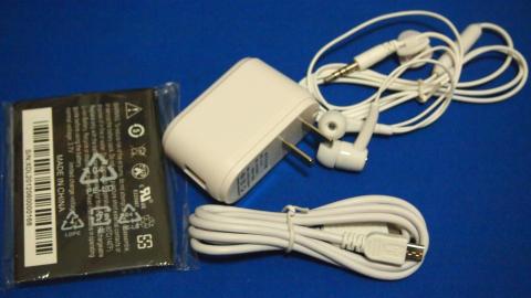 付属品。このイヤフォンが曲者