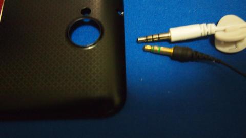 4極ミニプラグで長いのだ。