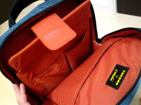 中はこんな感じ、安心の衝撃吸収剤入りっです。