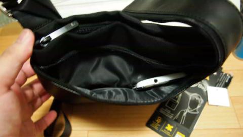 外側のポケットにはIpod向けの内ポケットがあります。