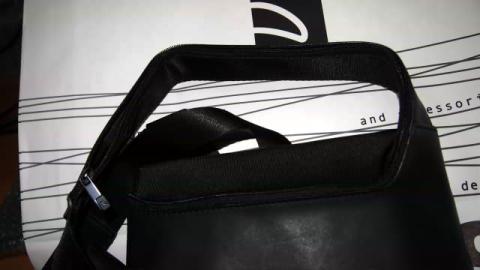 外側ポケットのジッパーが肩ベルトまで続いており、ヘッドホンのコードが通せるようになってます。