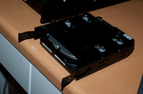 トレイへはシリコンゴムにより固定される