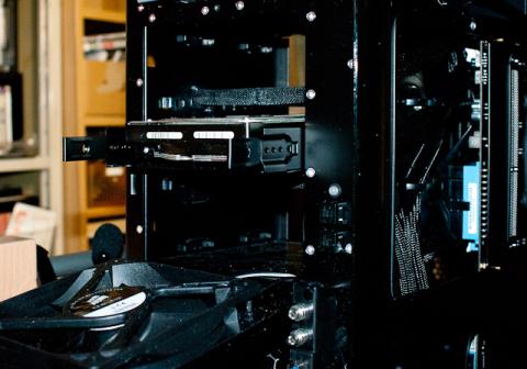 ケースへはトレイを挿入するだけ