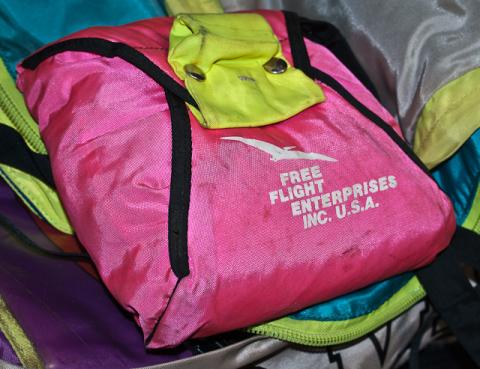 イエローハンドルを掴んで投げます