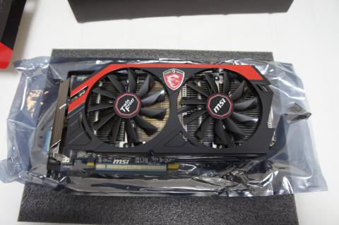 でかいファンと放熱フィンがはっきり見えます。なんだが頑丈そう。