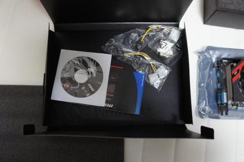 付属品は少なめですね。