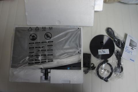 モニターは完全に発砲スチロールに挟まれている状態です。