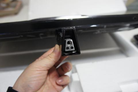 足の部分中に鉄のフレームが入ってます。