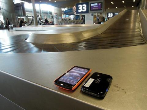 シャルルドゴールのバゲッジクレイムで、荷物が出てくるのを待つ間にもネットが使える