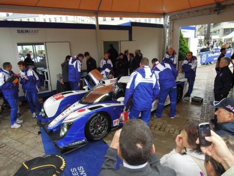 ル・マン24時間レースの車検はサーキットとは離れた市街中心部で行われたため、Mifiが大活躍した。