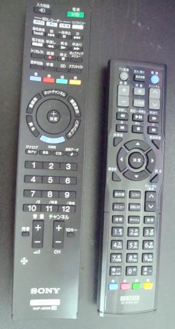 左がBRAVIA、右が本機のリモコン.jpg