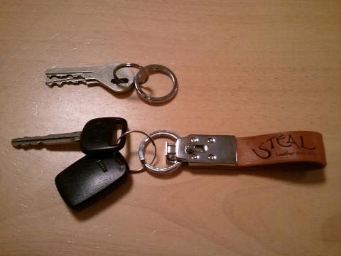 片方のリングを外すことができる