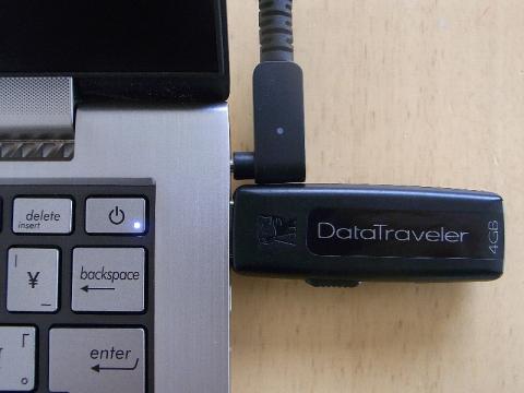 軽く接触している