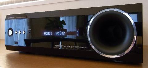 サブウーファーとアンプが一体となったセンターユニット