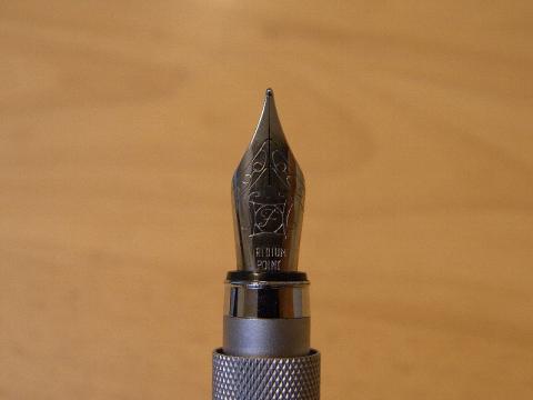 安物らしからぬペン先の装飾
