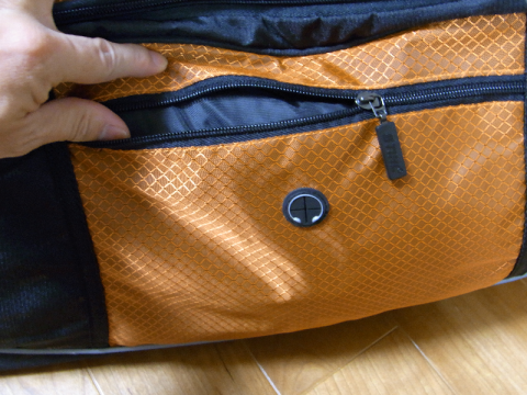 前面のファスナー開閉ポケット