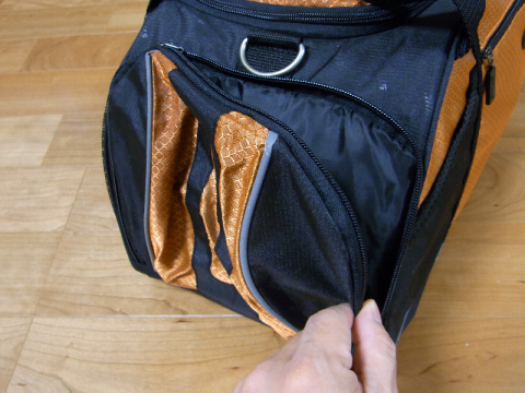 左側面のファスナー開閉ポケット