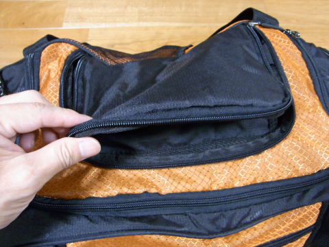 上部には大口のファスナー開閉ポケット