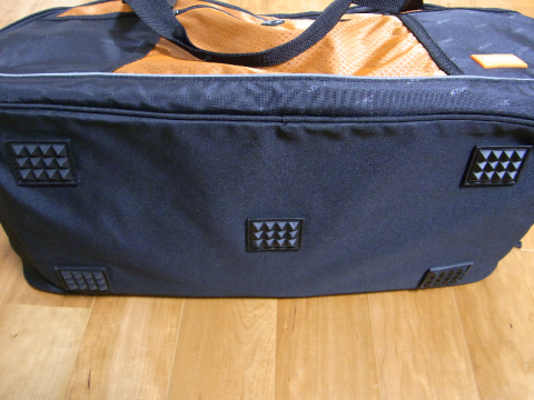 底面にはゴム製の足がついている