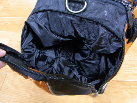 右側面はシューズ入れになっている