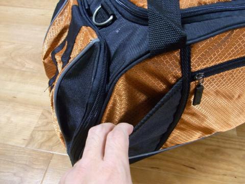 前面の左側ポケット