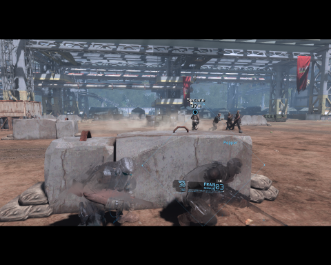 接近しても見つからない。サッカーを楽しんでいる敵兵士たち