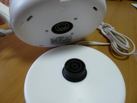 本体の給電コネクターと給電スタンドの接続コネクター