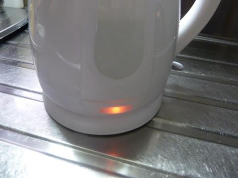 電源スイッチをONにすると電源ランプが赤点灯します