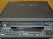 全面ガラスのパネルを開けると操作パネルとカセット挿入口が出てきます。