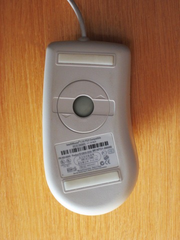 底面(矢印方向に回すとフタが開きます)