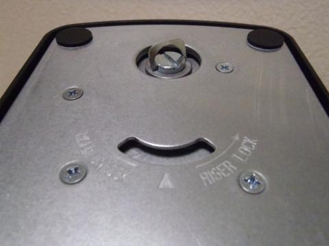 顔・・・じゃなくて、モニタ土台の裏