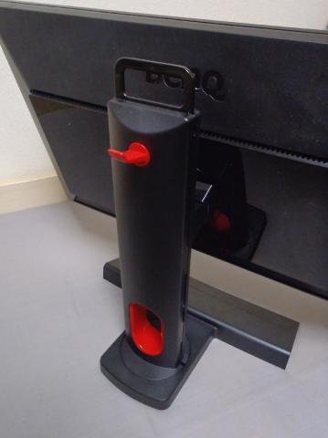 モニター裏の赤フック