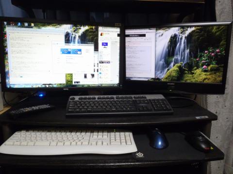 21.5型のモニターと並べてみた