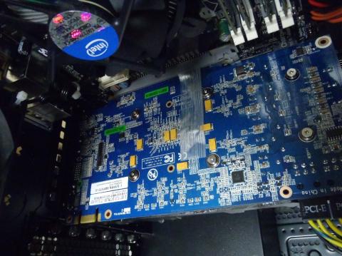 グラフィックボードにテープがああああ