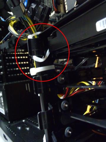 ケースから飛び出ないように固定