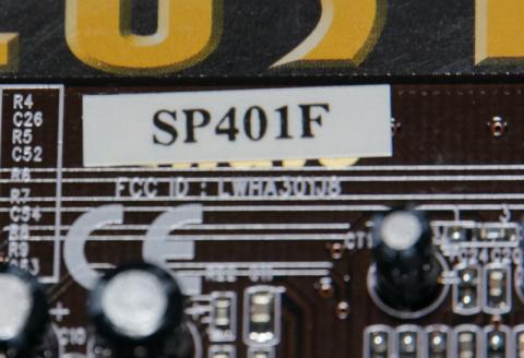 「SP401F」シールの下に見えるXWaveロゴ