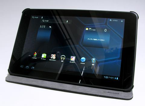 チルト式レザーケースでスタンド使用状態