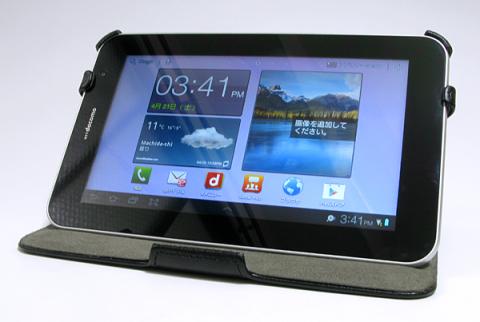 レザーケースでスタンド使用状態