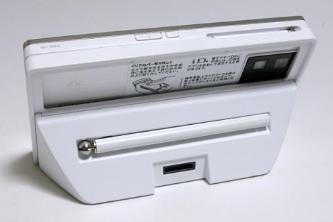 卓上ホルダの裏に大型のアンテナが内蔵