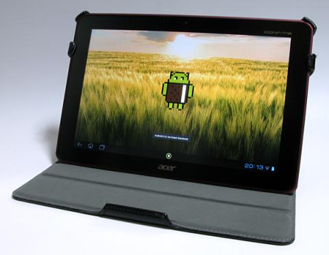 ケースに装着してスタンド使用状態