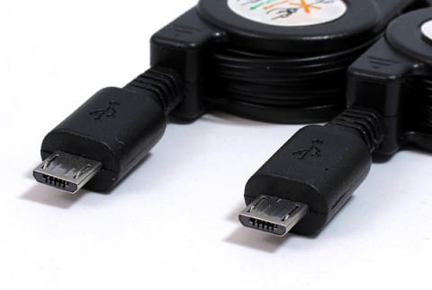 向かって右が壊れたプラグ