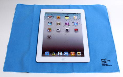 クロスを広げてiPad(モックアップ)を置いた所